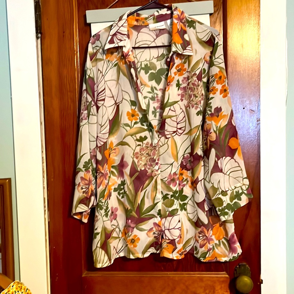 Alfred dunner size 20 . It’s a beautiful piece for your spring collection.